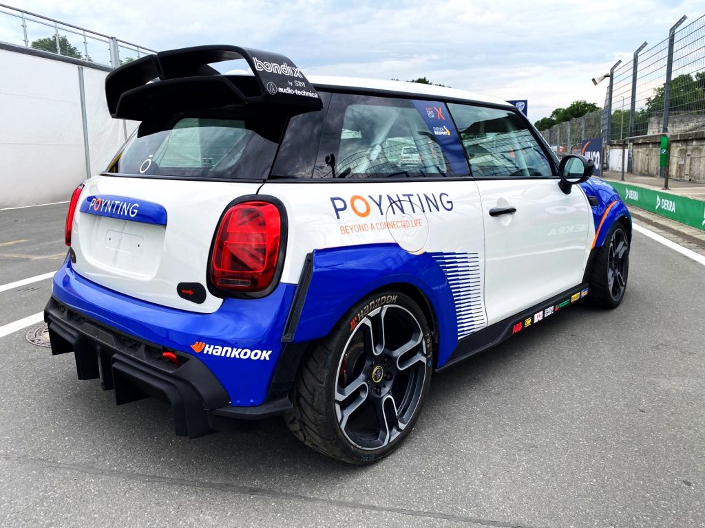 UNE VOITURE DE COURSE AUX COULEURS DE POYNTING SUR LA GRILLE DE DEPART DE LA NXT GEN CUP